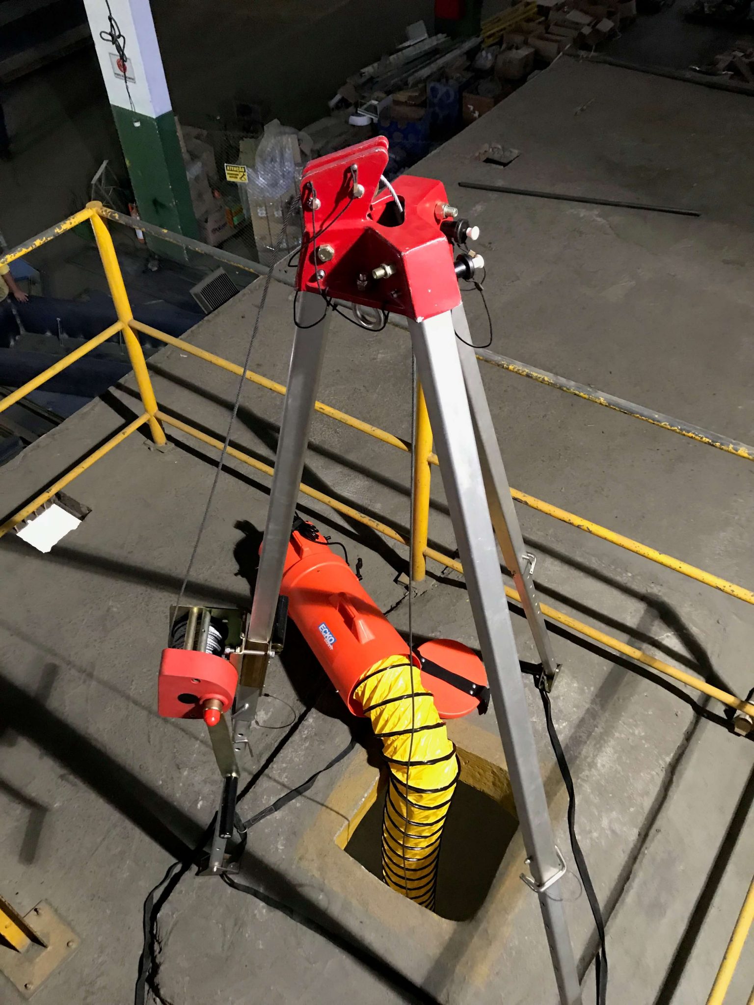 Tripé instalado para acesso vertical em espaço confinado