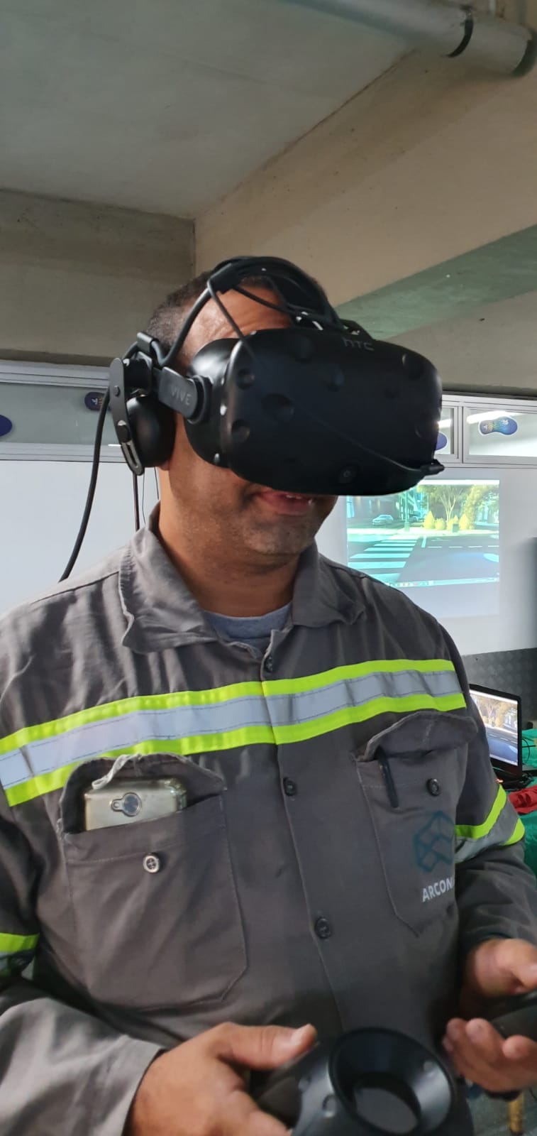 Trabalhador utilizando óculos de realidade virtual em atividade de segurança
